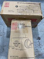 Box of 4-pack glass measuring cups showing sizes included (1 x 8 oz, 1 x 16 oz, 1 x 32 oz, 1 x 64 oz) and label for extra durable.