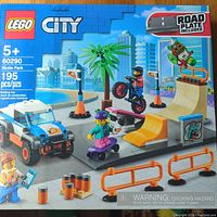 Front of the sealed LEGO City 60290 Skate Park box showing set piece count and the main scene with mini-figures and vehicles.