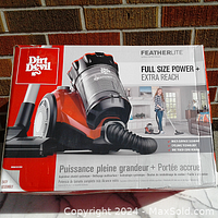 Box showing Dirt Devil FeatherLite vacuum model with highlights of full size power, extra reach, and multi-surface cleaning.