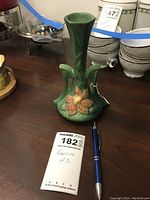 Overall view of the Roseville Clematis mold 187-7 vase with size #5 note and pen for scale.