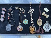 Full lot overview showing all jewellery pieces displayed on black tray