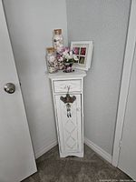 Overall view of the cabinet in the corner space