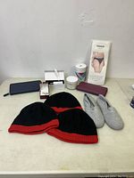 Overview of hats, slippers, wallets, jar, camel hair hair oil, packaged underwear