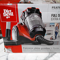 Box showing Dirt Devil FeatherLite cyclonic bagless canister vacuum cleaner with branding and key features.