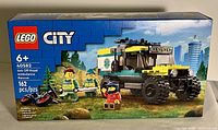 Front of the boxed Lego City 40582 set showing the 4x4 off-road ambulance and minifigures.