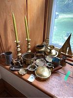 Overview of all brass and tin items arranged on sill