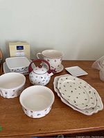 Overview of ceramic pieces, kettle and boxed plastic bowls