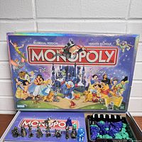 Box with vibrant Disney Monopoly artwork showing Disney characters around a castle. Shows bilingual title.