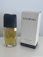 Photo showing the Estée Lauder Knowing Eau de Parfum 30 ml bottle next to its packaging box, both in new condition.