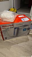 Photo of humidifier box with Honeywell branding and COOL COMFORT product line.