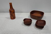 Overall view of the wine keeper and the bowls arranged on a surface showing the full size and grouping