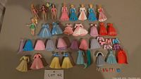 Overview of 4 princess figures and many clothing items arranged neatly