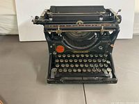 Front view showing keyboard, Underwood logo and decal.