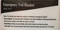 Close-up photo showing size and use instructions for the emergency foil blankets, labeled 3m² size, highlighting heat retention and waterproof features.