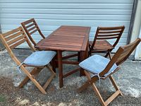 Table extended with four chairs, two with cushions