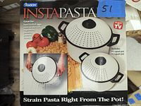Photo of the box of Emson InstaPasta pasta pots showing product images, features and included items.