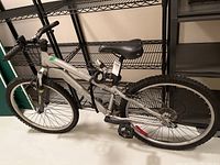 Side profile showing full frame, wheels, saddle and handlebars