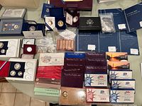 Overview of coin sets and bullion in original boxes and folders