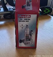 Box packaging showing Pro-Lift branding, 2 ton (4000 lbs) hydraulic jack lifting capacity and range specifications.