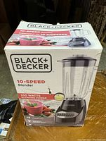 Box showing Black & Decker 10-speed blender with 550 watts blending power.