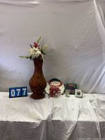 Full lot overview with vase, plates, ornaments, lights, figurines, tealight holder