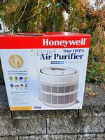 Front of box showing Honeywell Enviracair True HEPA Air Purifier with image and branding.