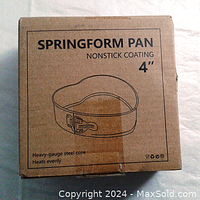 Cardboard box for the springform pan with product information: Springform pan, nonstick coating, 4 inch, heavy gauge steel core, heats evenly