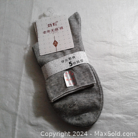 Single pair of grey women's socks folded with original labels showing size small 22-24cm and East Asian script.