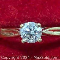 Close-up top view of the 10K gold ring with round brilliant cut lab diamond.