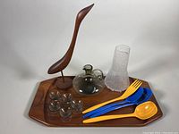 Overview of all items on tray: sculpture, glassware, utensils