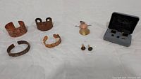 Lot overview of four bracelets, a pin, and two sets of cuff links including one in jewelry box