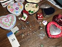 Overview of all jewelry items including tins, earrings, rings, necklaces and brooch.