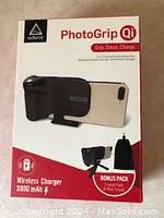 Original retail box showing product name, image of a phone attached to the grip with wireless charging capability, capacity of 3000 mAh.