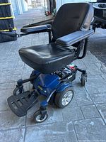 Right-side view showing seat, armrest, base and front caster wheels