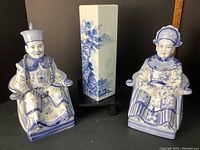 Overview of both figurines and vase on stand