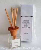 Omnibus Fragrance Diffuser MON. Brisk 30 ml with wooden top and reed sticks.