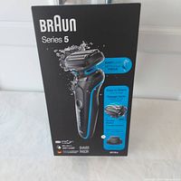 Front view of the shaver box showing brand, series, and image of the shaver.