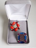 Buttons in open presentation box showing colours and size