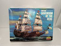 Box front illustrating the British Sovereign of the Seas ship model in 1/250 scale by Lindberg.