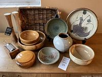 Overview of lot: wicker basket, wooden bowls, pottery pieces, vase, pickle packers and grater box