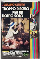 Poster of 'Troppo Rischio Per Un Uomo Solo' showing actors in a home scene, title and credits in Italian, 38x26 inches