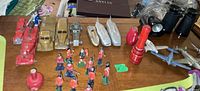 Overview of full lot: soldiers, horse, vehicles, boats and binoculars