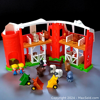 Front view of the barn fully assembled with animals, farmers, fence, and wagons arranged in front.