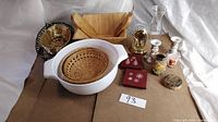 overall lot showing baskets, colander, salad bowl, coasters, lamp, vases and decor