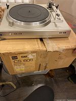 Photo of the turntable on its original box showing brand, model, and packaging details.