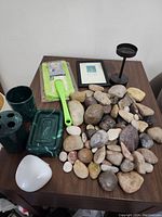 Overview of lots' washroom accessories and decorative stones on table
