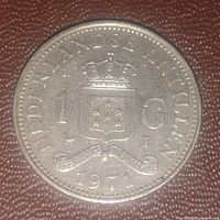 Front side of the 1971 Netherlands Antilles 1 Guilder coin showing the crowned shield emblem with stars, denomination '1 G' and inscription 'NEDERLANDSE ANTILLEN'.