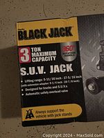 Box front showing brand, capacity, lifting range, and features including 360-degree rotation handle, designed for trucks and SUVs, automatic safety overload valve.