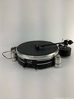 Side-angle view showing platter, tonearm and feet