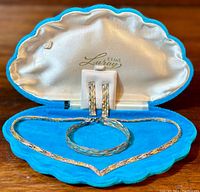 Complete parure displayed in turquoise shell-shaped velvet case with branded satin interior.